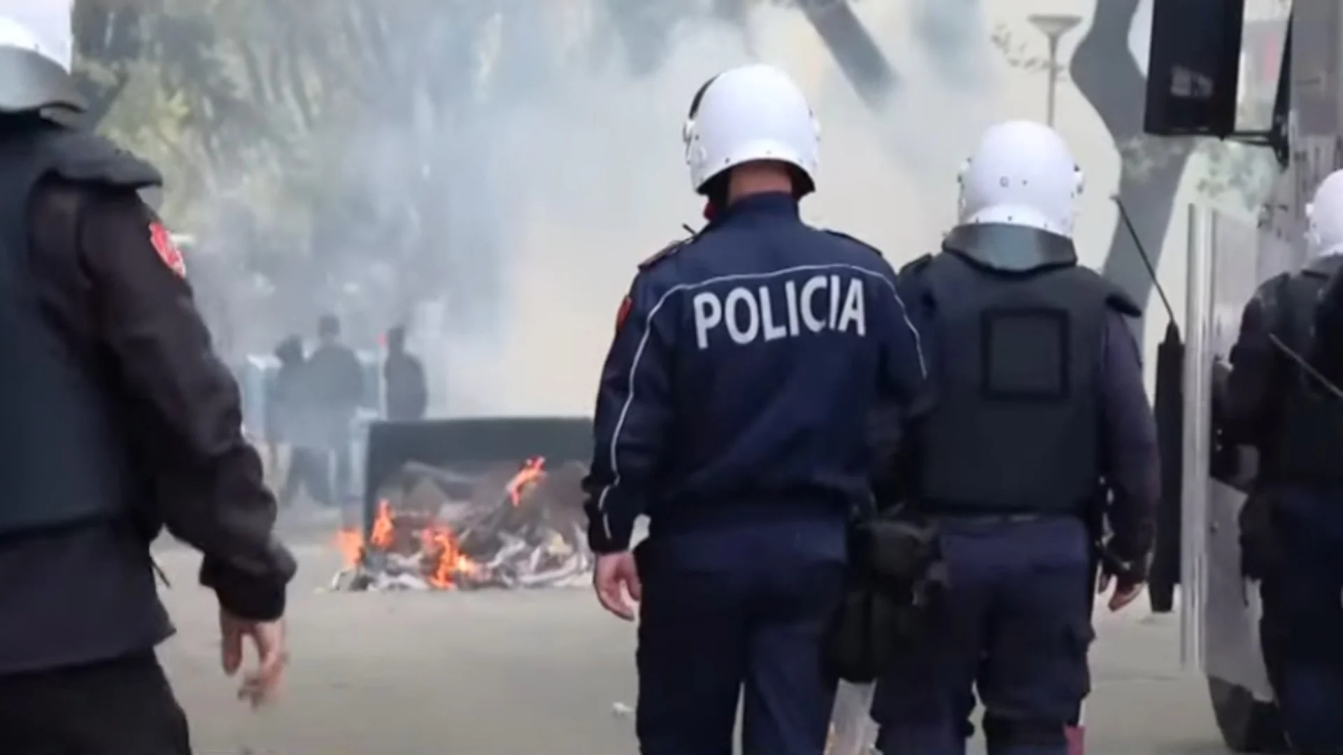 Protestuesit mësyjnë në  Myslym Shyri   i vënë flakën kazanëve të plehrave