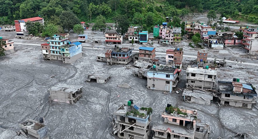 Nepali përjeton një tjetër ditë makthi  përmbytje katastrofike  Uji merr me vete dhjetëra shtëpi  evakuohen banorët