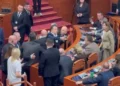 Kalimi direkt në votim, Flamur Noka i grabit kartonët deputetëve të mazhorancës