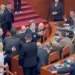 Kalimi direkt në votim, Flamur Noka i grabit kartonët deputetëve të mazhorancës