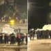 Bulevardi Dëshmorët e Kombit në ‘arenë lufte’, protestuesit me maska u hedhin mbrapsht gazin lotsjellës efektivëve