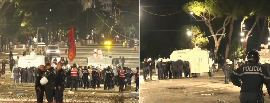 Bulevardi Dëshmorët e Kombit në  arenë lufte   protestuesit me maska u hedhin mbrapsht gazin lotsjellës efektivëve