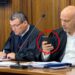 Standardi “bëj siç them unë, mos bëj siç bëj unë!”! Prokurori Ols Dado thyen rregulloren e GJKKO, i bie celulari në mes të seancës! Asnjë masë për shkeljen