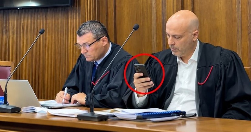 Standardi  bëj siç them unë  mos bëj siç bëj unë    Prokurori Ols Dado thyen rregulloren e GJKKO  i bie celulari në mes të seancës  Asnjë masë për shkeljen