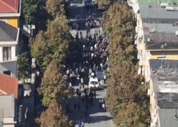 VIDEO/ Protesta e sotme te Ministria e Arsimit, zbulohen pamjet, ja sa është pjesëmarrja në shesh!