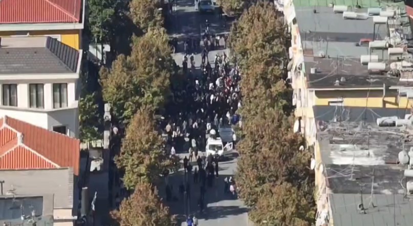 VIDEO  Protesta e sotme te Ministria e Arsimit  zbulohen pamjet  ja sa është pjesëmarrja në shesh 