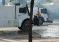 Protestuesi kapet para autobotit, ndërhyn policia