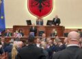 Pa debat dhe mes tensioneve politike dhe përplasjes së deputetëve, Kuvendi miraton shtatë akte me 76 vota!