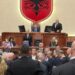 Pa debat dhe mes tensioneve politike dhe përplasjes së deputetëve, Kuvendi miraton shtatë akte me 76 vota!