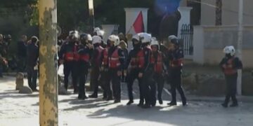 Nis protesta e sotme në Tiranë, bojkot në disa shkolla! Përplasje para Parlamentit, Policia i shpërndan, disa të shoqëruar