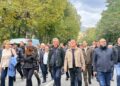 Protesta, PD marshon nga selia në bulevardin para Kryeministrisë! Mungon Berisha, prijnë Noka dhe Bardhi! Policia krijon perimetër sigurie (FOTO)