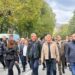 Protesta, PD marshon nga selia në bulevardin para Kryeministrisë! Mungon Berisha, prijnë Noka dhe Bardhi! Policia krijon perimetër sigurie (FOTO)