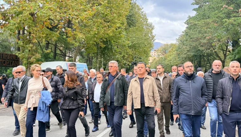  Shqiptarët janë ndarë një herë e mirë nga Saliu   Avokati ironizon kreun e PD  Berisha bën thirrje për protestës kombëtare  por s i shkojnë as familjarët 