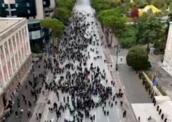 Pamjet me dron nga lart/ Protesta kombëtare e PD, vetëm një grup militantësh para Kryeministrisë! Berisha mungoi përsëri