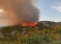 Situatë alarmante nga zjarret në Peqin, era e fortë dhe terreni i vështirë favorizojnë flakët!