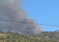 Situatë kritike nga zjarret në Peqin, flakët përfshijnë disa fshatra, dhjetëra forca dhe dy helikopterë në terren!