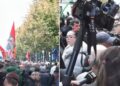 Përplasje dhe tensione mes dy kampeve, deputetët e PD-së afrohen pranë Ministrisë, studentët kërkojnë që të largohen: Rama në burg, Berisha në burg! (FOTO)