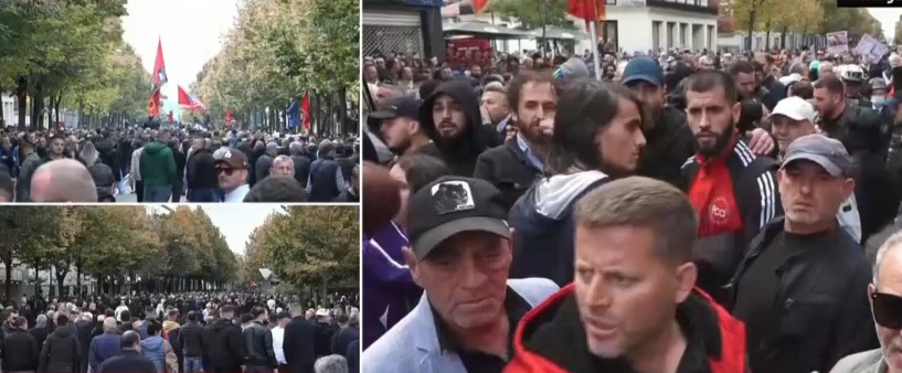 VIDEO/ Përplasje dhe tensione mes dy kampeve, deputetët e PD afrohen pranë Ministrisë, studentët kërkojnë që të largohen: Rama në burg, Berisha në burg! (FOTO)