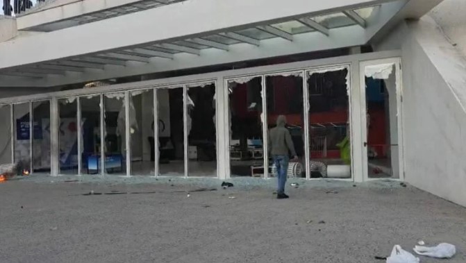 Protestuesit nuk kursejnë as bizneset te  Piramida   i shkatërrojnë dhe u vënë flakën 