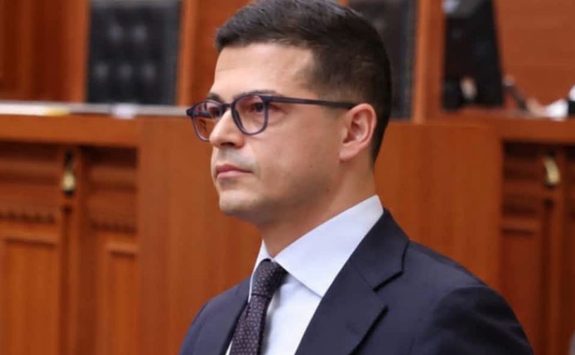 Ish ministri Vengu reagon për protestat  Studentët e duan Shqipërinë  nuk e djegin  Dhuna nuk i shërben asnjë kauze