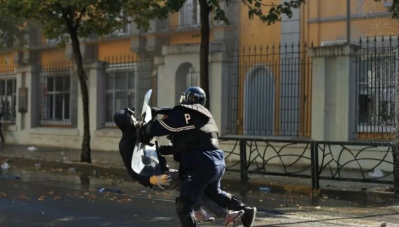 Efektivi e përplasi me forcë në tokë dhe e dhunoi  motra e të riut protestues  Ka fraktura në kafkë dhe shtyllën kurrizore  Mjeku  S ka rrezik jete