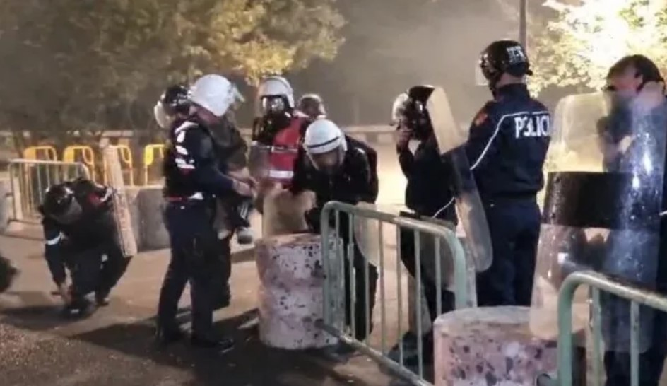 Dhuna në protestë  përfundojnë të lënduar te Trauma 2 efektivë policie dhe 4 të rinj  Paraqiten në gjendje të mirë shëndetësore
