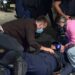 E paprecedentë, polici bie në tokë, protestuesit e dhunojnë barbarisht, nuk ndalen dhe gjuajnë me gurë (FOTO)