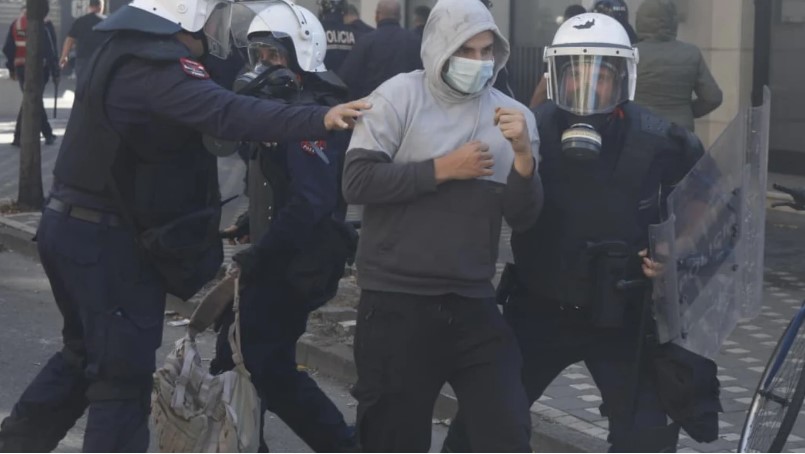 Përshkallëzimet në protestën përpara Ministrisë së Arsimit  Policia e Shtetit reagon përsëri  Mos digjni e shkatërroni  është krim  Ja çfarë rrezikoni