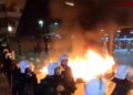 VIDEO/ Përshkallëzohet situata, protestuesit zhvendosen te “Pazari i ri” dhe i vënë flakën koshave e tezgave pranë tregut! Banorët hedhin ujë nga ballkonet