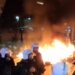 VIDEO/ Përshkallëzohet situata, protestuesit zhvendosen te “Pazari i ri” dhe i vënë flakën koshave e tezgave pranë tregut! Banorët hedhin ujë nga ballkonet