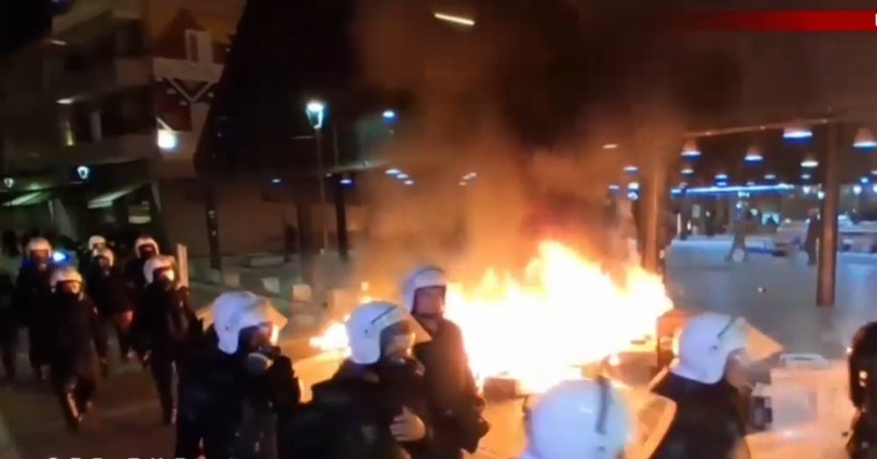 VIDEO  Përshkallëzohet situata  protestuesit zhvendosen te  Pazari i ri  dhe i vënë flakën koshave e tezgave pranë tregut  Banorët hedhin ujë nga ballkonet
