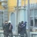 Protestuesit tentojnë të përshkallëzojnë sulmin, Policia i shpërndan me gaz dhe ujë, shumë persona të shoqëruar! (FOTO)