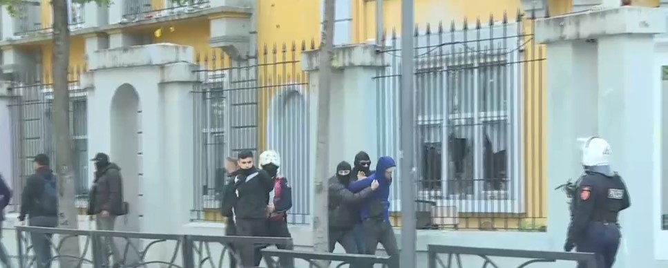 Protestuesit tentojnë të përshkallëzojnë sulmin  Policia i shpërndan me gaz dhe ujë  shumë persona të shoqëruar   FOTO 