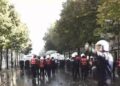 Protestuesit sulmojnë me molotovë drejt Policisë te Ministria e Arsimit, efektivët i shpërndajnë me gaz e ujë, disa shoqërime!