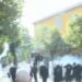 Protestuesit sulmojnë me gurë Ministrinë e Arsimit dhe efektivët, Policia i shpërndan me gaz lotsjellës, nisin dhe shoqërimet!