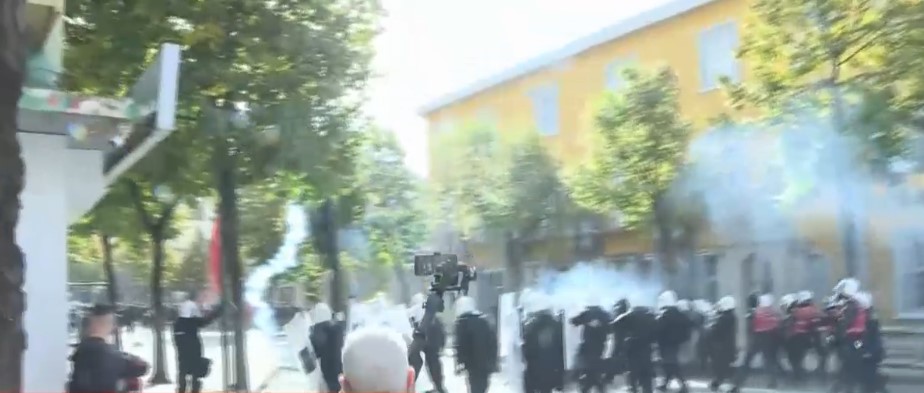 Protestuesit sulmojnë me gurë Ministrinë e Arsimit dhe efektivët  Policia i shpërndan me gaz lotsjellës  nisin dhe shoqërimet 