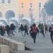 Protesta e dhunshme para Kryeministrisë, Policia bën shoqërimet e para, disa i ndjek edhe me vrap!