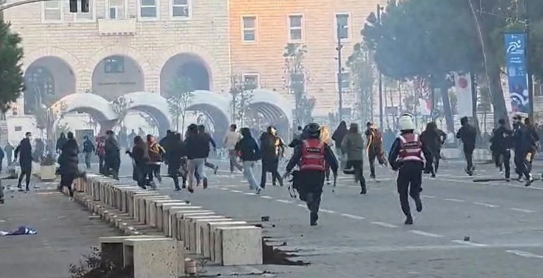 Protesta e dhunshme para Kryeministrisë  Policia bën shoqërimet e para  disa i ndjek edhe me vrap 