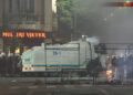 VIDEO/ Mbi shtatë orë protestë dhe kaos, shkatërrim, kosha në flakë dhe semaforë të shkatërruar! Policia zgjeron perimetrin e sigurisë