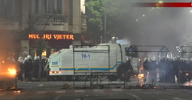 VIDEO  Mbi shtatë orë protestë dhe kaos  shkatërrim  kosha në flakë dhe semaforë të shkatërruar  Policia zgjeron perimetrin e sigurisë