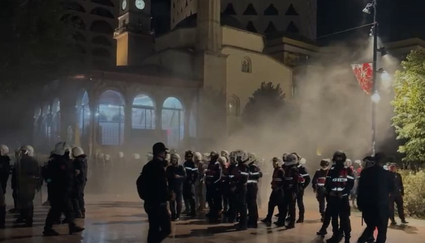 Protestuesi 19 vjeçar theu këmbën  Policia e Shtetit  Pezullohen 4 efektivët dhe shefi i Rendit të Komisariatit Nr  1  AMP po heton dinamikën 