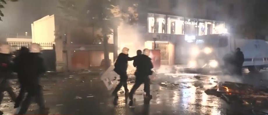 Protesta e studentëve  Policia i zmbraps me ujë e gaz lotsjellës  të tjera arrestime  FOTO 