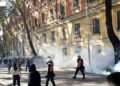 Protestuesit u vendosën në “Parkun Rinia”, Policia i shpërndan me ujë dhe gaz lotsjellës! Bëhen shoqërime të dyshuarish