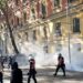 Protestuesit u vendosën në “Parkun Rinia”, Policia i shpërndan me ujë dhe gaz lotsjellës! Bëhen shoqërime të dyshuarish
