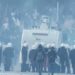 Dita e katërt e protestës, Policia shpërndan turmën me ujë dhe gaz lotsjellës, i largon nga bulevardi te Kryeministria dhe nis shoqërimet! (FOTO)