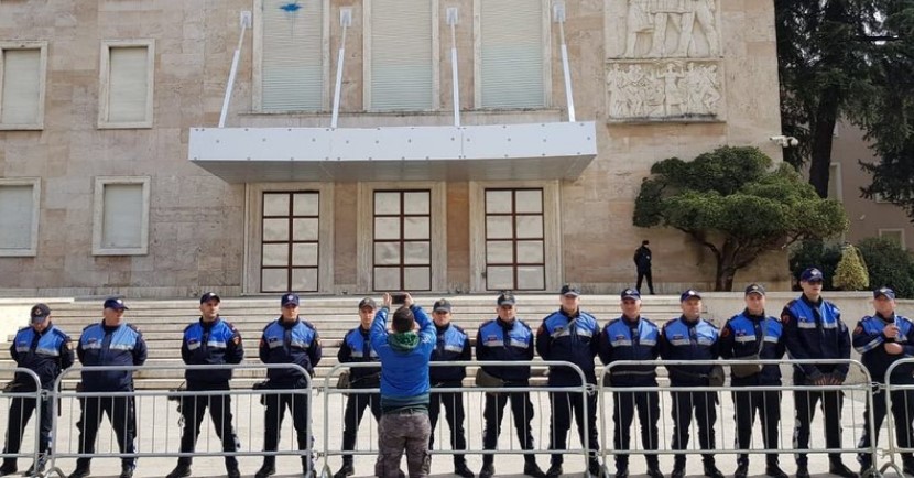 Protesta e PD në Tiranë, Policia blindon Kryeministrinë! Mbi 2 mijë efektivë në terren, dronë dhe agjentë civilë për monitorimin e akteve të dhunës