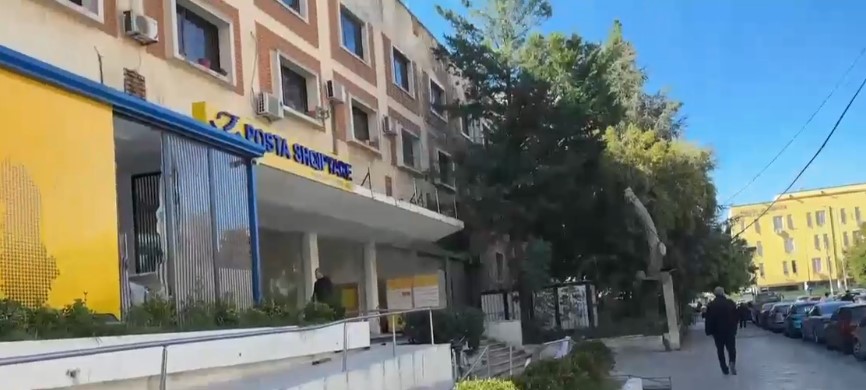 Protestë para Bashkisë së Durrësit  Të rinjtë sulmojnë e shkatërrojnë Postën  Policia i ndjek dhe shoqëron shumë prej tyre