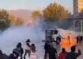 Protestuesit hedhin molotovë, përfshihet nga flakët një efektiv policie, detajet e para