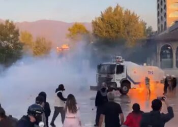 Protestuesit hedhin molotovë, përfshihet nga flakët një efektiv policie, detajet e para