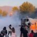 Protestuesit hedhin molotovë, përfshihet nga flakët një efektiv policie, detajet e para